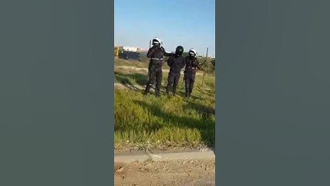 רוכב אופנוע נוגח ע"י שוטר תנועה רכוב על האופנוע ונאזק באזיקים בחשד לעבירת תנועה בראשון לציון