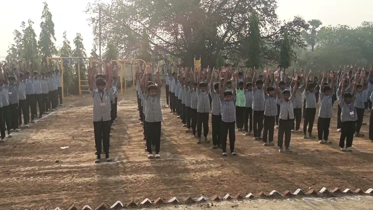 कवायत प्रकार वरसई आश्रमशाळेतील विद्यार्थ्यांनी खूप छान देश भक्ती गीतावर कवायत केले 