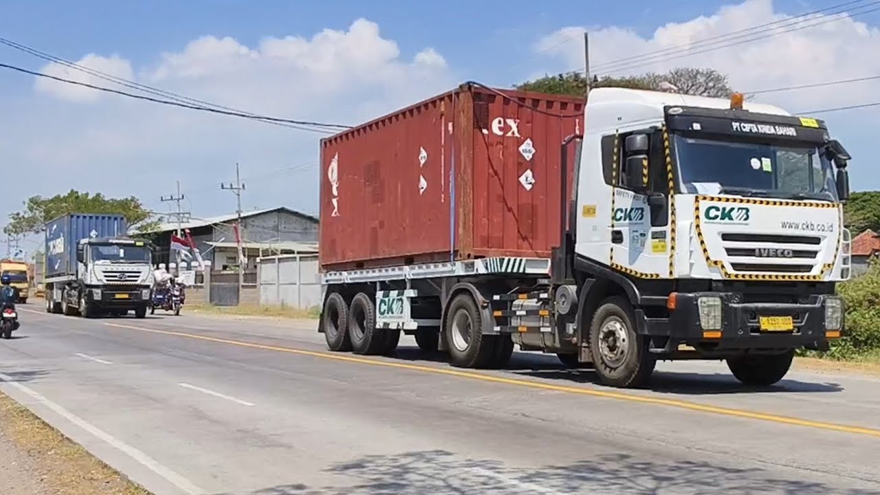 Konvoi Truk Kontainer Iveco 682 CKB, Truk Trailer Panjang UD Quester, Truk Trailer Panjang Nissan