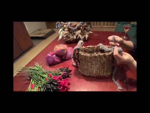 Making a basket bag with akebi vines