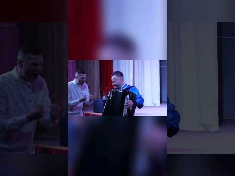'Я милого узнаю по походке' Игорь даваааааай... Яркое исполнение #2024 #песня #россия #shorts