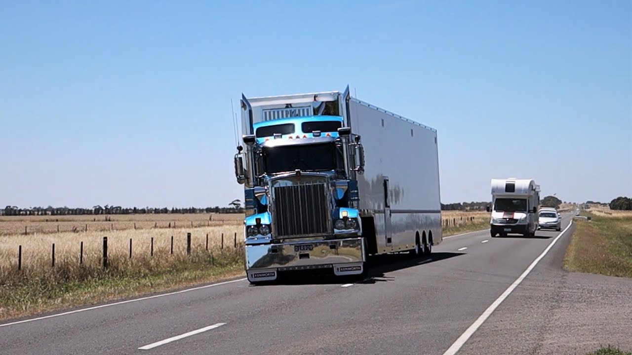 Immaculate Kenworth sprint car transporter enters Australian bullring
