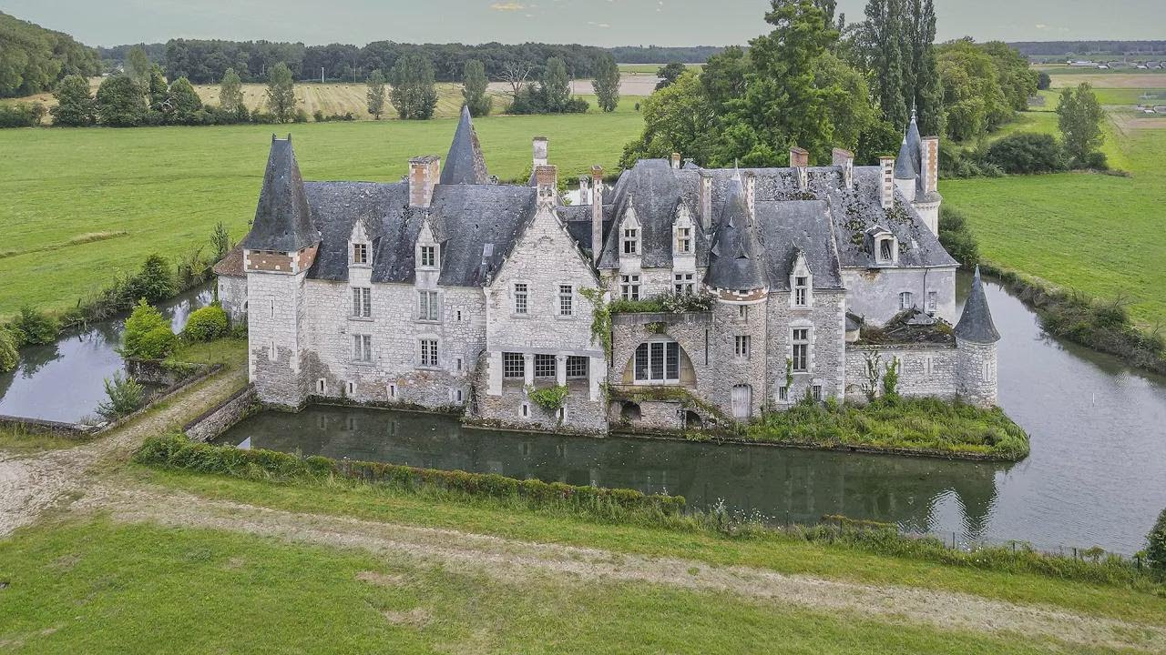 Castello da Fiaba Abbandonato del ‘700 ~ Il Proprietario Morì in un Incidente Stradale!