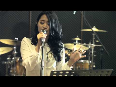 Download lagu Radhini - Menghapus Jejakmu Radhini - Menghapus Jejakmu