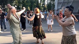 А ты меня забывай!👍💃🕺/Танцы в парке Горького Харьков июнь 2021