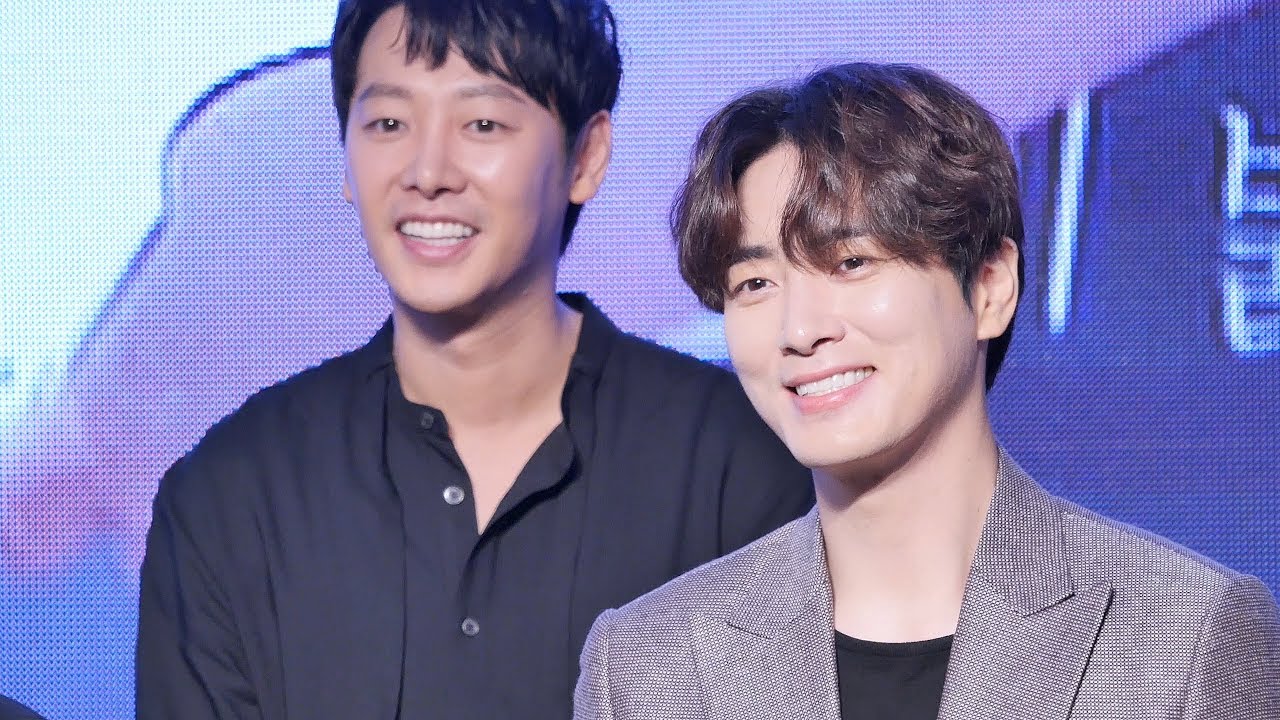 이준혁 Lee Jun Hyuk, 잘생김 뿜뿜 (feat.김동욱 Kim DongWook) : 영화 '신과함께: 인과 연' 레드카펫 행사 : 롯데월드타워 아트리움: 180730