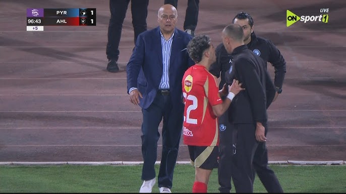 لقطة إمام عاشور لاعب الأهلي مع مدرب بيراميدز بعد هدف أحمد رضا في الوقت القاتل - YouTube