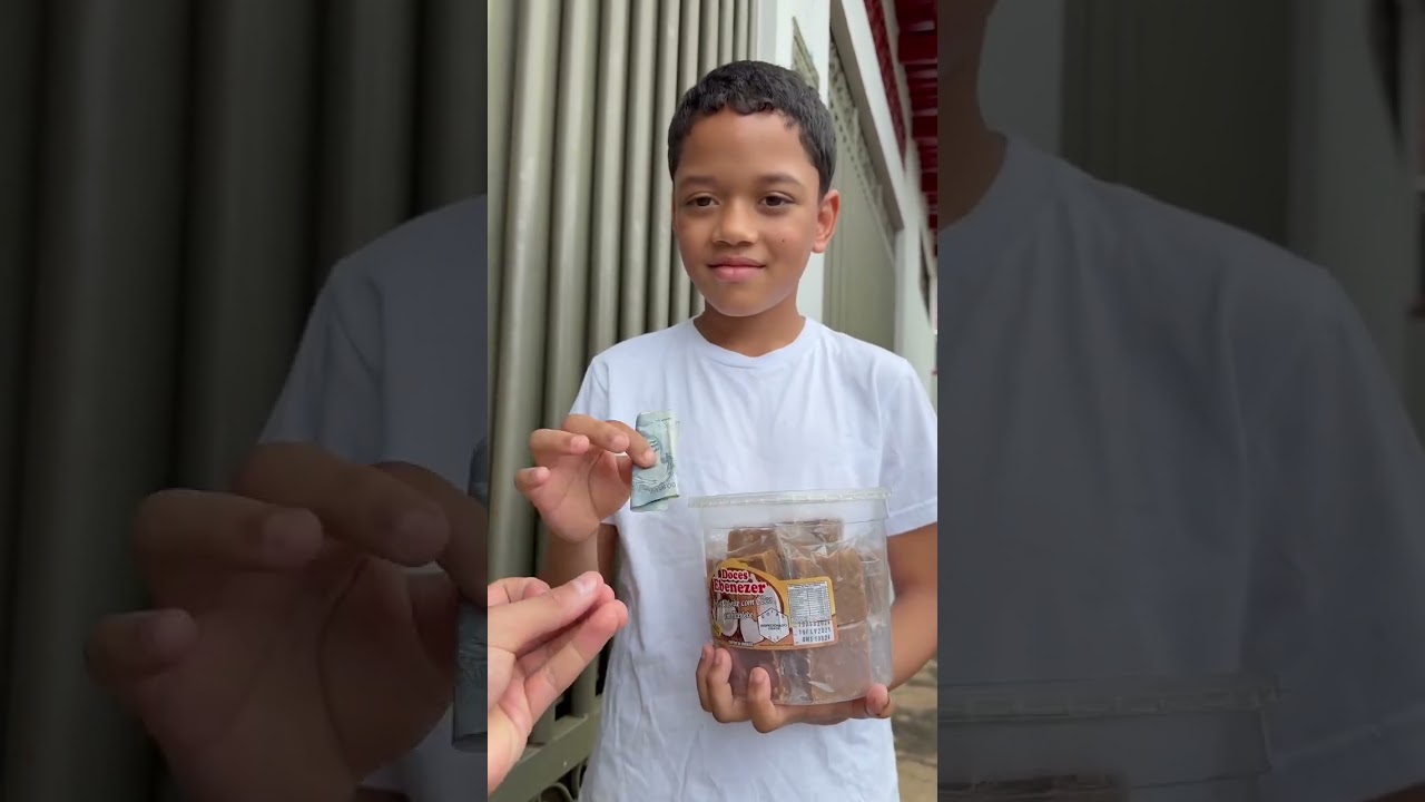 Milionario encontra garotinho que vendia doce para ajudar seus pais e poder estudar