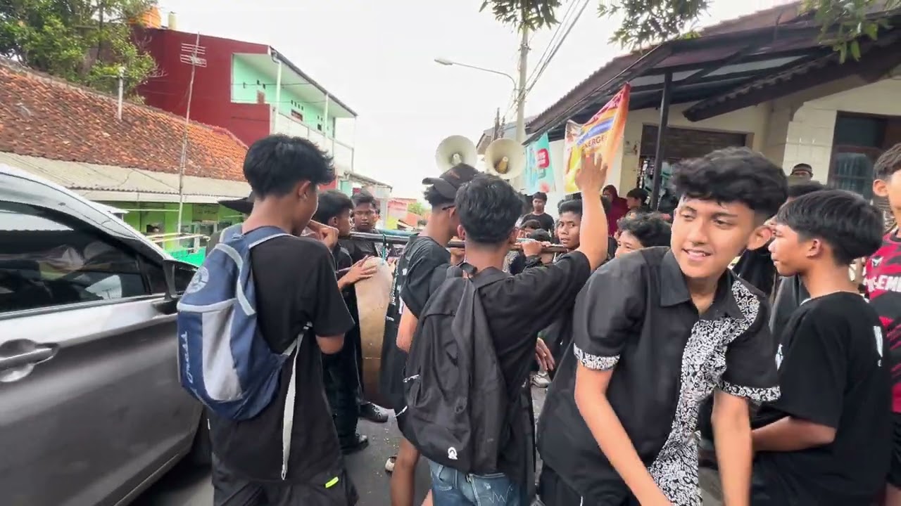 AKSI KANCAYAGA NAIK KE ATAS BEDUG DIBAWAL PEMBERANGKATAN SENI REAK BARAYA ADUN GRUP DI BHORUS