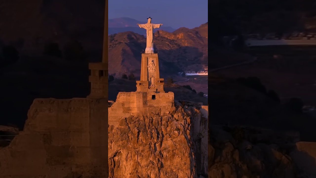 El Cristo de Monteagudo (Murcia), se alza sobre la huerta murciana desde 1951.