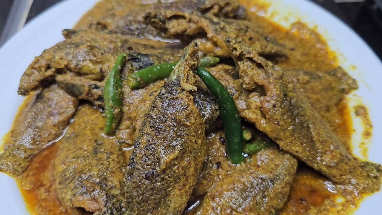 সরষে দিয়ে কই মাছের ঝোল।