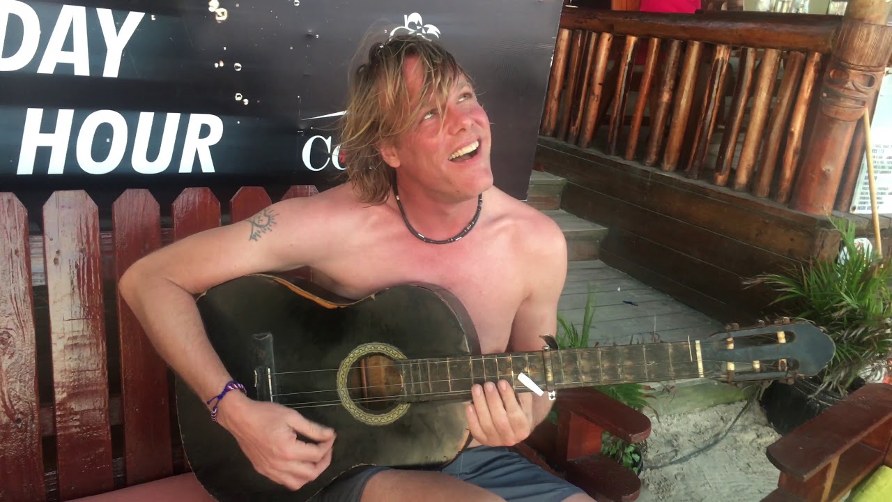 Creepy mit 3 Saiten am Strand