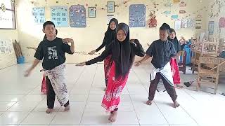 Tari Wonderland kelas V SDN 186 Benteng