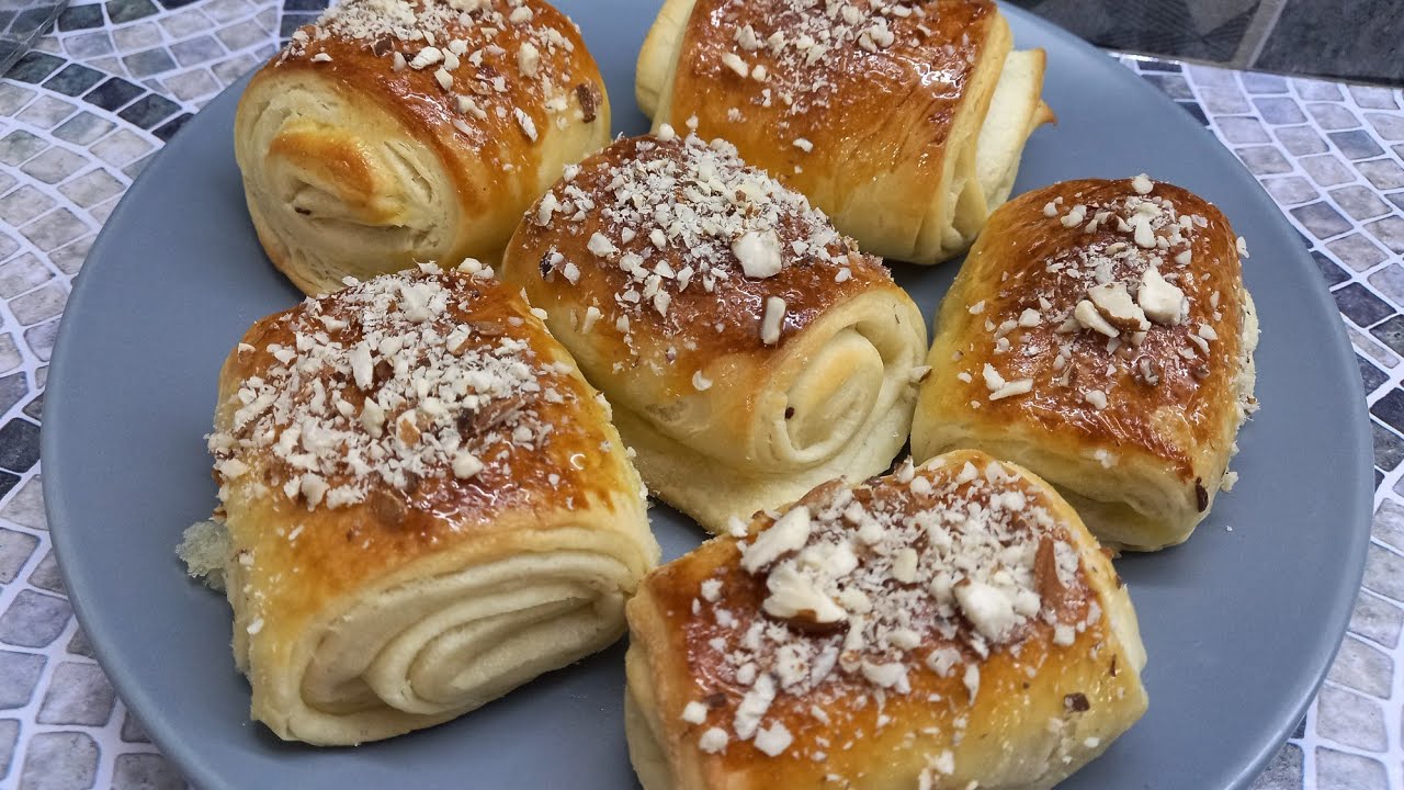 ميني كرواصون بعجينة خفيفة  بدون زبدة توريق وتحضر في وقت وجيز ( لمجة صحيية )