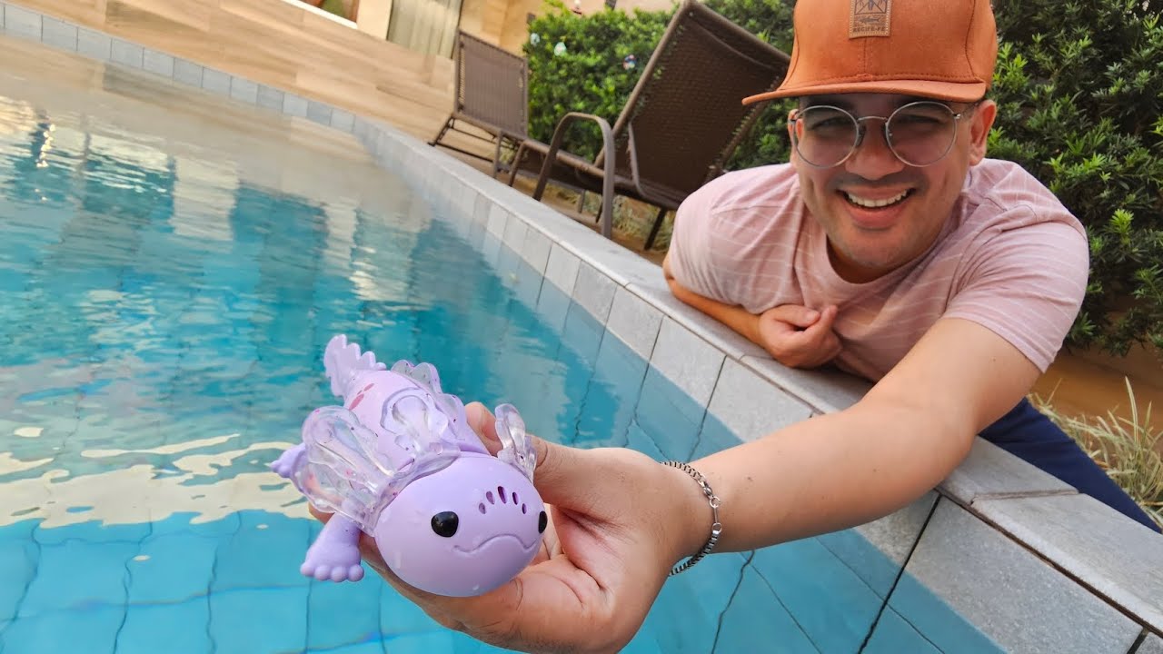 COLOQUEI UM ROBÔ AXOLOTE NA PISCINA!
