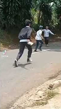 Tawuran katak bizer kebal bacok