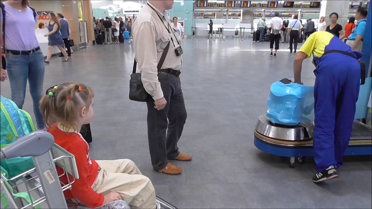 Упаковка чемодана в аэропорту Упаковка чемодана в аэропорту