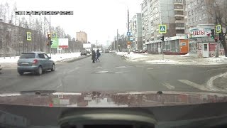 Чуть не сбил пешеходов на пр. Ломоносова. Архангельск(АВТОПОРТАЛ 29 RUS Архангельск - Северодвинск (Фото и Видео с дорог Архангельской области) Подробнее на сайте:..., 2016-03-07T22:49:15.000Z)