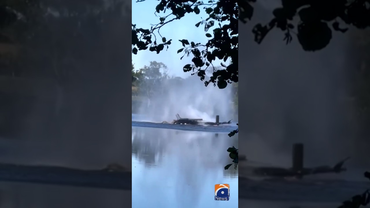 Firefighting helicopter crashes into pond while collecting water in France | Geo News English