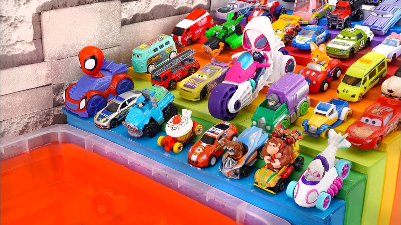 Tomica ☆ A Driving Tests With Various Cute Mini Cars Using A Gentle Slope ♪ Fall into the red water!