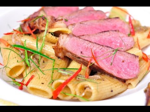 พาสต้าเขียวหวานเนื้อย่าง Rigatoni Green Curry with AUS Striploin