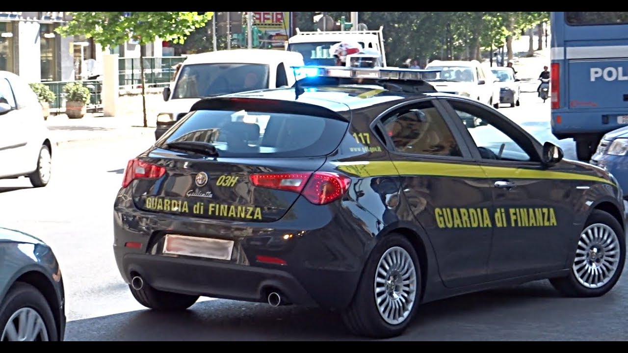 [HD - GdF in Azione] Guardia di Finanza con Alfa Romeo Giulietta in ...