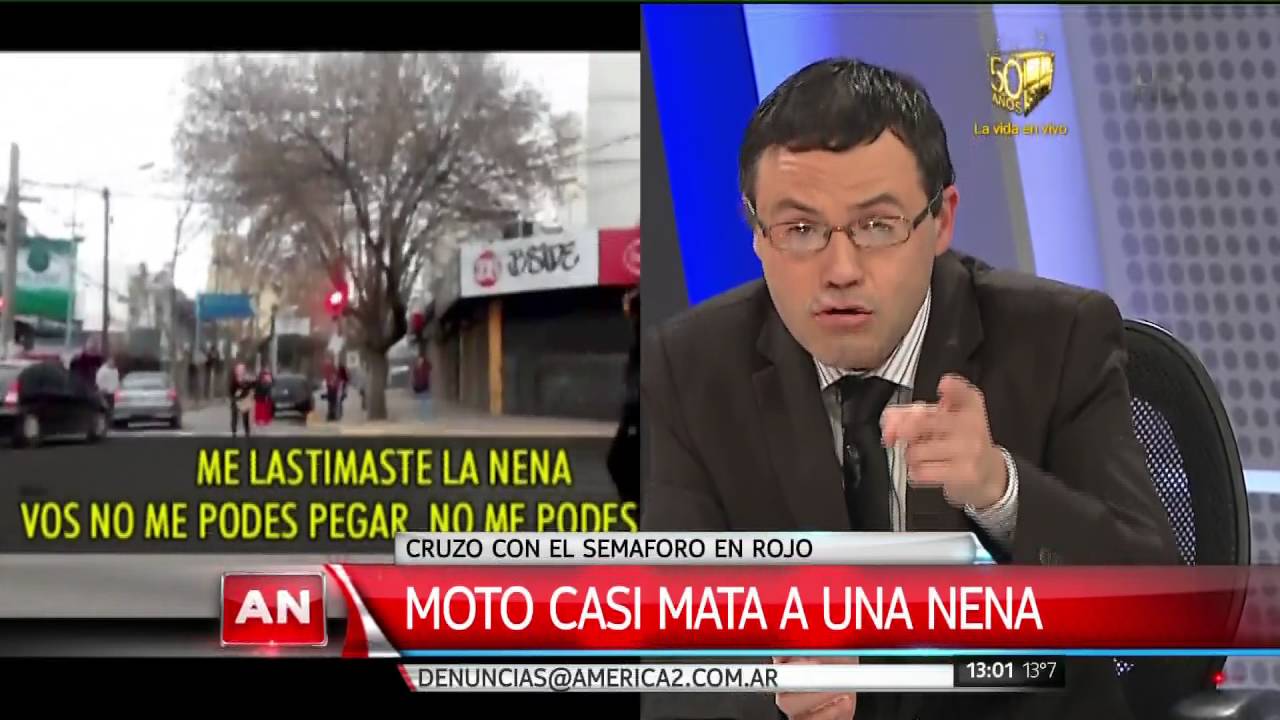 Motoquero cruzó en rojo, casi mata a una nena y escapó