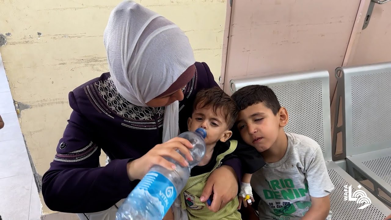 أطفال مرضى ينتظرون بمستشفى ناصر في خان يونس جنوب قطاع غزة للسفر للعلاج في الخارج