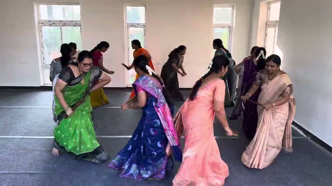 గిరిగిల్లా గుమ్మడి నెమలాటల సుందరి#కోలాటం#రాధాకృష్ణ#dance #omsrisaikolatam