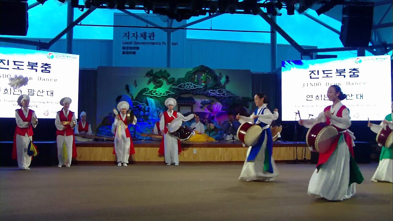 KOREAN DANCING YEOSU KOREA 2012