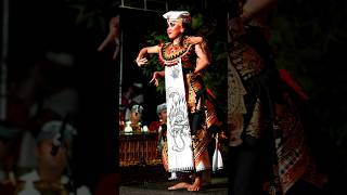 keindahan wanita bali menarikan sisya jegeg calonarang #budayabali #calonarang #trending