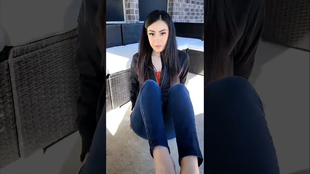 Girl with blue jeans showing off her incredibly hot feet 🐾 