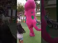Niños cantando junto a Barney en Parque!