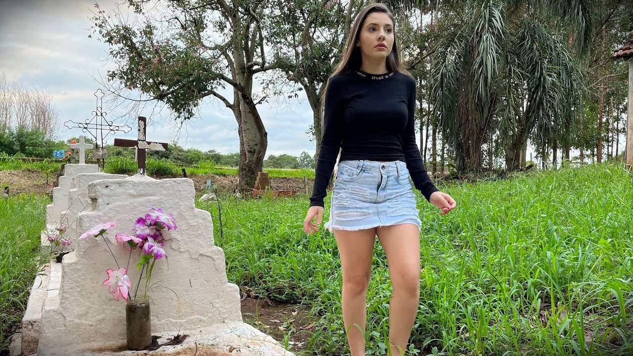 ДЕВУШКА, КОТОРАЯ ПОПРОСИЛА ПОМОЩИ ПЕРЕХОДИТЬ КЛАДБИЩЕ