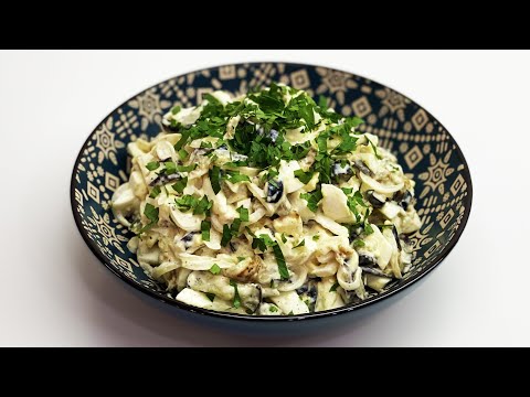 Салат из жареных баклажанов с яйцом и маринованным луком