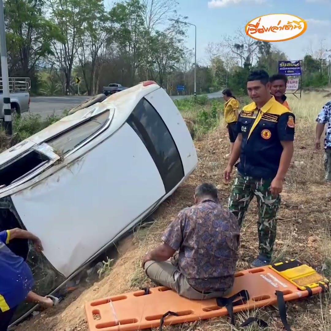 รอดปาฏิหาริย์ ! เก๋งวูบหลับชนเสาไฟฟ้ารถตกคูน้ำ