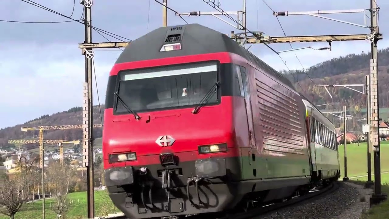 Re 460 Lokbespannter EW4 Pendelzug durchfährt Tecknau, BL. Mit netten Makrogruss