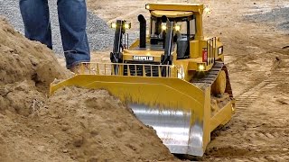 HUGE RC CONSTRUCTION MACHINE FANTASTIC XXXL SCALE 1:8 MODEL DOZER CAT D11T / Fair Leipzig 2016