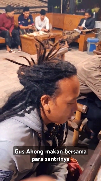 Gus Ahong makan dengan para santrinya