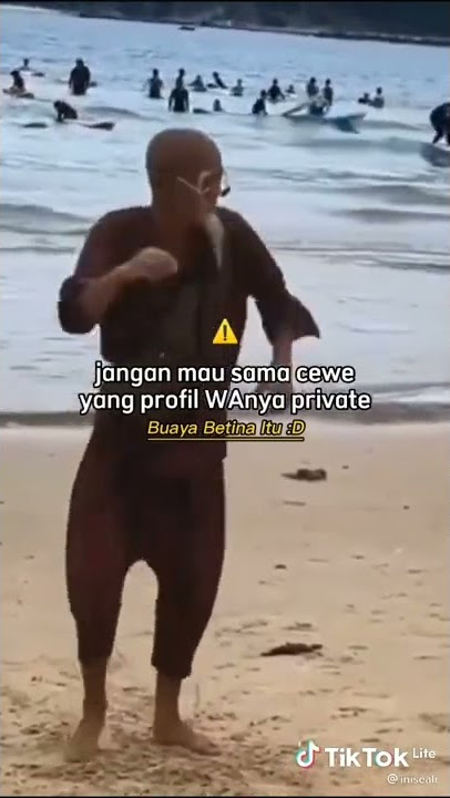 kakek'goyang santai emang di pantai