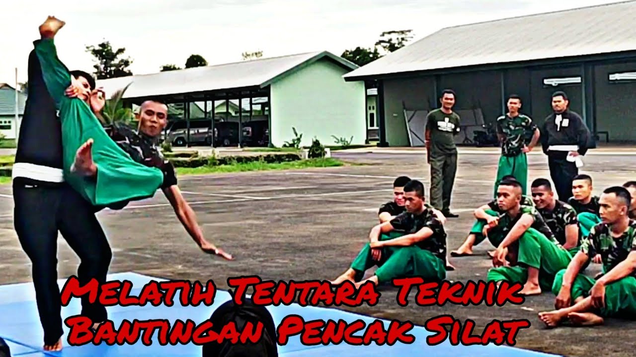 Melatih Tentara Teknik Bantingan dan Tendangan dengan Keras