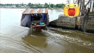 ghe gỗ mắc kẹt qua dòng nước chảy xiết nguy hiểm