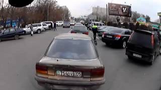Алматы. Бардак на Жубанова парковка елочкой, пешеходы на дороге. Нет пешеходного перехода