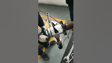 Portable pipe beveling machine
