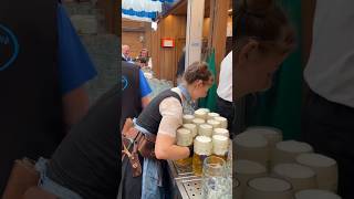 20 Bira Bardağını Tek Seferde Taşıyan Kadın Barmen.