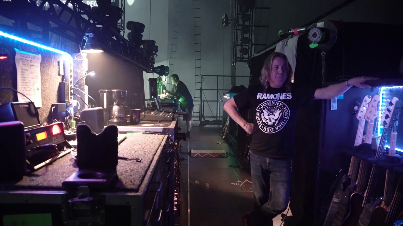 Bass tech Bobby Schneck presents Tom Hamilton of Aerosmith's rig - YouTube