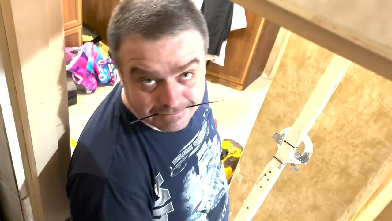 Очень маленький и недобный потолок.