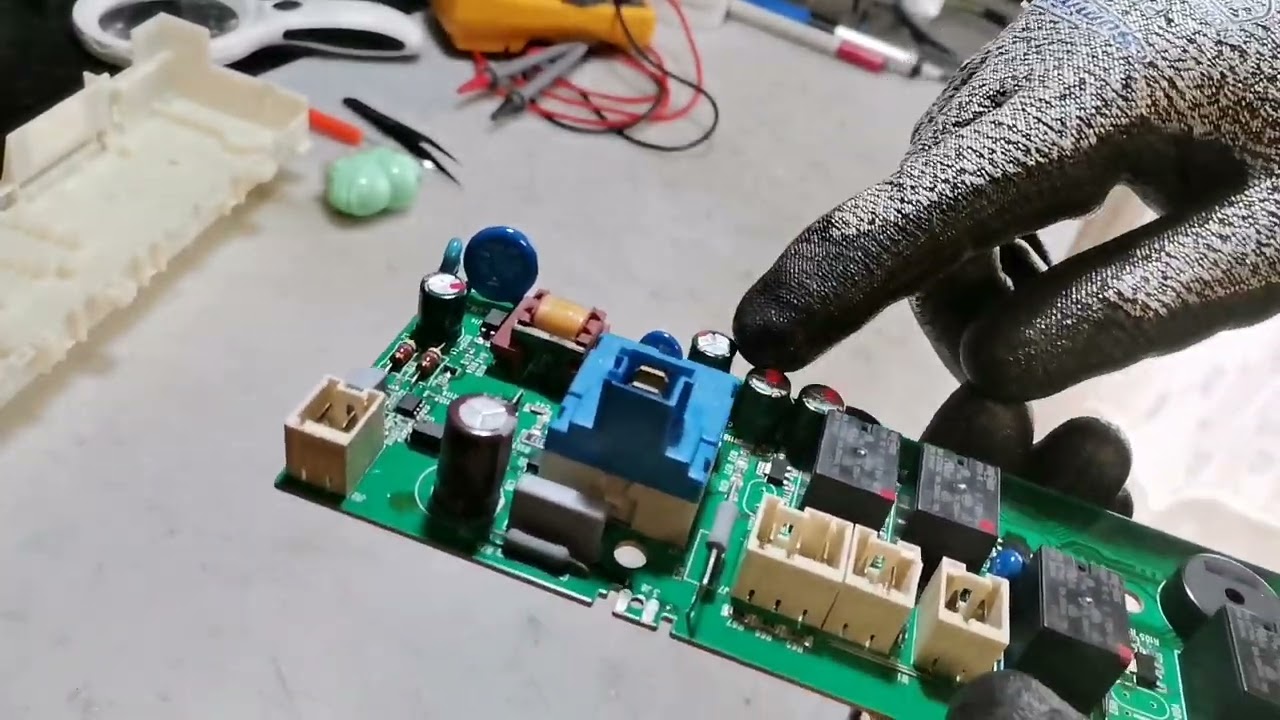 Risoluzione del Problema della Scheda Asciugatrice Elettrolux con Display Non Funzionante.