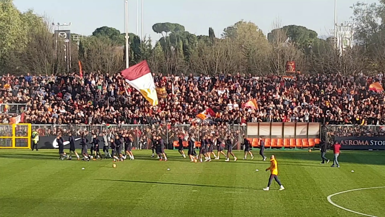 La Roma entra in campo al Tre Fontane. Cori per Totti, De Rossi, Strootman e Nainggolan YouTube La Roma entra in campo al Tre Fontane. Cori per Totti, De Rossi, Strootman e Nainggolan YouTube