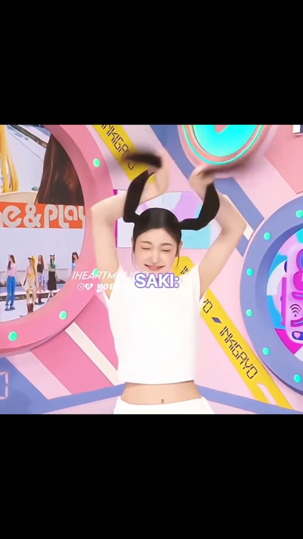 Saki is super busy doing her hair #tuide #lesserafim #saki #kpop